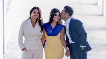 Daniella Bustamante en su graduaci&oacute;n junto a sus padres, Paula Echevarr&iacute;a y David Bustamante