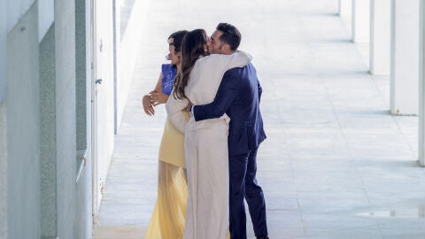 Daniella Bustamante en su graduación junto a sus padres, Paula Echevarría y David Bustamante