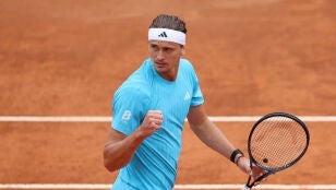Zverev celebra un punto ante Alexander Blockx en Roma