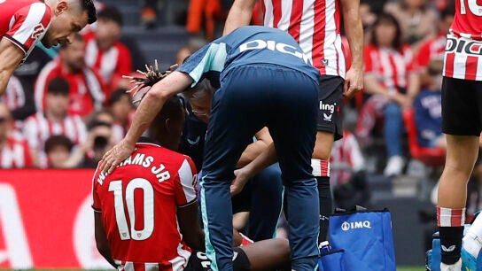 Nico Williams recibe atenci&oacute;n m&eacute;dica durante el partido contra el Valencia