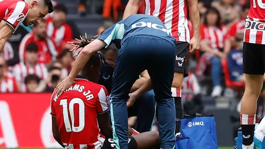 Nico Williams recibe atención médica durante el partido contra el Valencia Nico Williams recibe atención médica durante el partido contra el Valencia