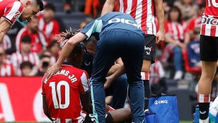 Nico Williams recibe atenci&oacute;n m&eacute;dica durante el partido contra el Valencia