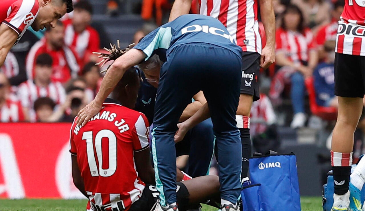 Nico Williams recibe atenci&oacute;n m&eacute;dica durante el partido contra el Valencia