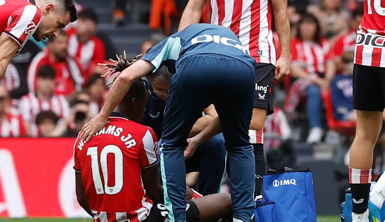 Nico Williams recibe atención médica durante el partido contra el Valencia