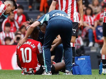 Nico Williams recibe atenci&oacute;n m&eacute;dica durante el partido contra el Valencia