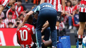 Nico Williams recibe atenci&oacute;n m&eacute;dica durante el partido contra el Valencia