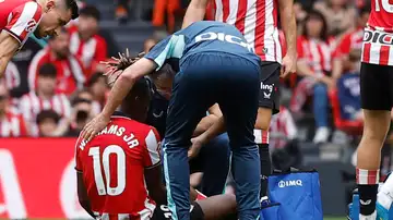 Nico Williams recibe atención médica durante el partido contra el Valencia Nico Williams recibe atención médica durante el partido contra el Valencia