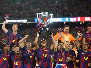 Ronald Araujo levante el t&iacute;tulo de LaLiga en el Camp Nou