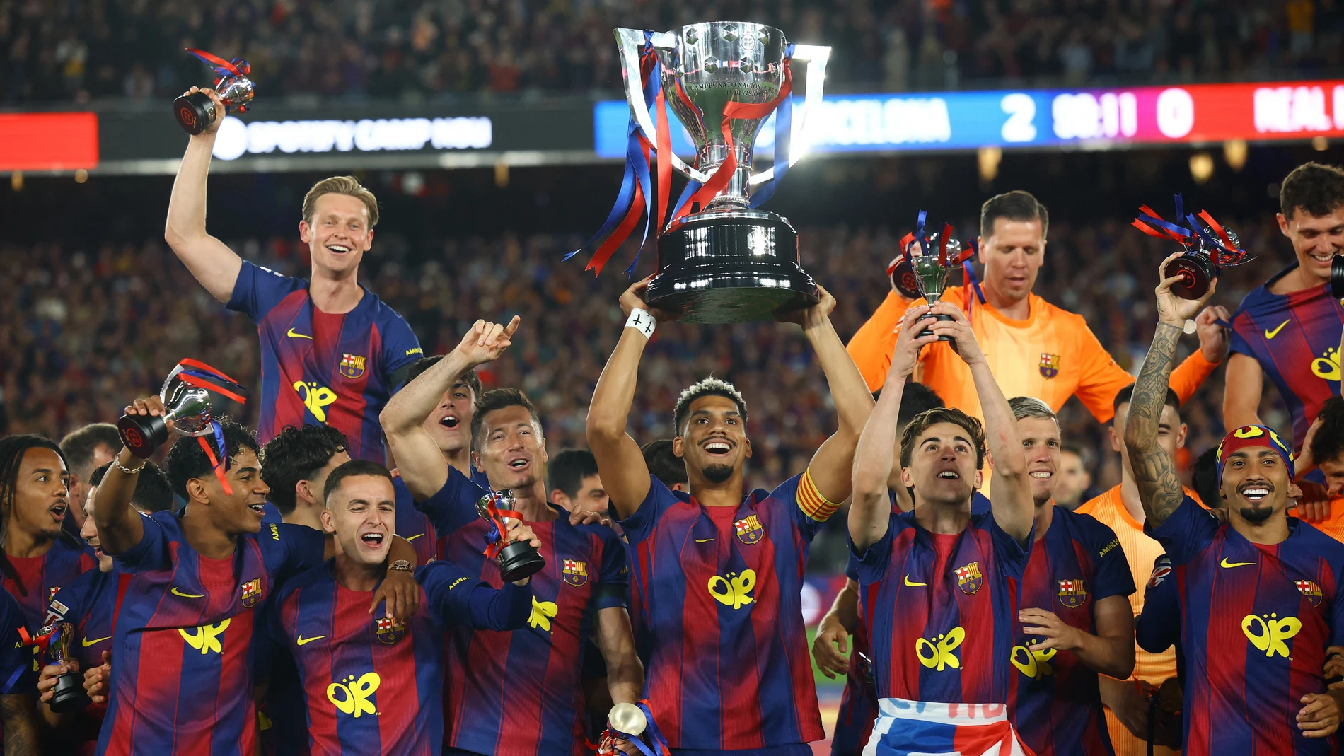 Ronald Araujo levante el título de LaLiga en el Camp Nou Ronald Araujo levante el título de LaLiga en el Camp Nou