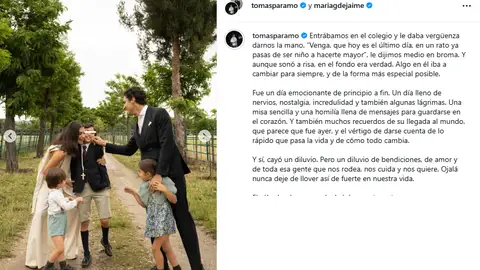 María de Jaime y Tomás Páramo junto a sus tres hijos en el día de la comunión del mayor, Tomás María de Jaime y Tomás Páramo junto a sus tres hijos en el día de la comunión del mayor, Tomás