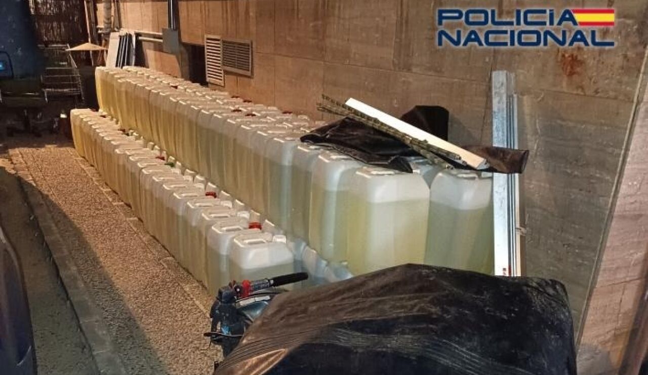 Imagen de garrafas de gasolina y una embarcaci&oacute;n tipo zodiac intervenidas en Almer&iacute;a