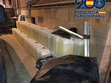 Imagen de garrafas de gasolina y una embarcaci&oacute;n tipo zodiac intervenidas en Almer&iacute;a