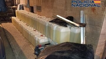 Imagen de garrafas de gasolina y una embarcaci&oacute;n tipo zodiac intervenidas en Almer&iacute;a