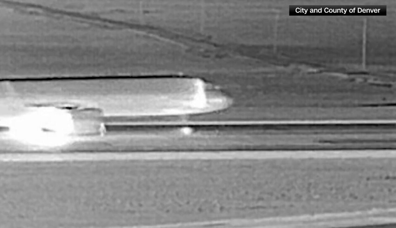El momento en que un avi&oacute;n arrolla y mata a una persona antes de despegar