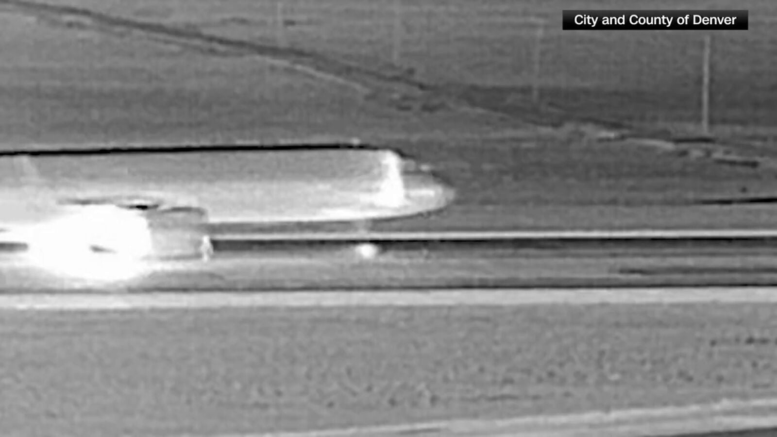 VIDEO: El momento en que un avión arrolla y mata a una persona antes de despegar dejando 12 heridos
