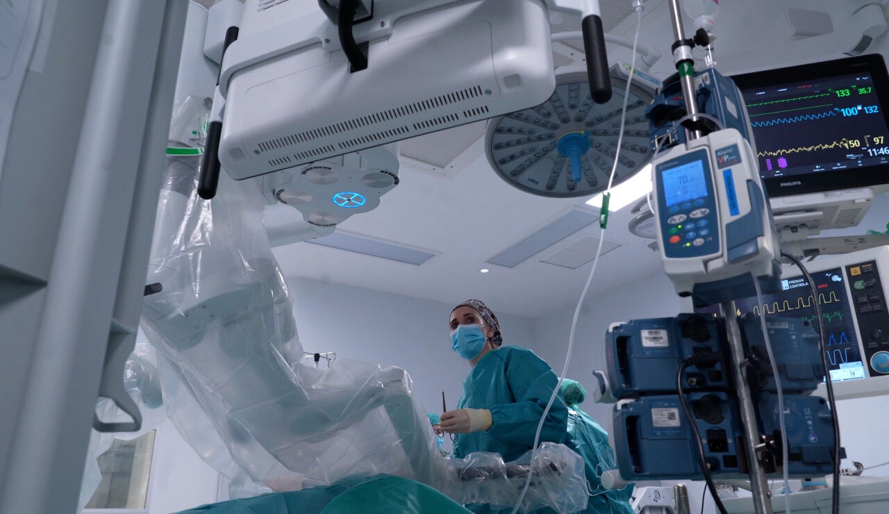 El robot Da Vinci, encargado de la operaci&oacute;n