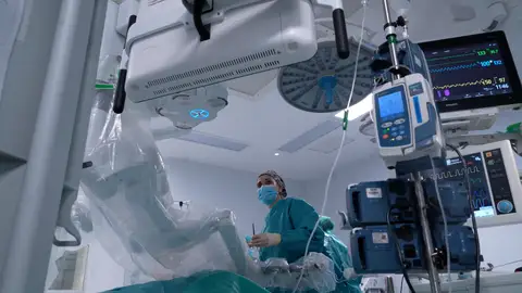 El robot Da Vinci, encargado de la operación El robot Da Vinci, encargado de la operación