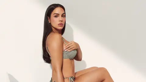 Georgina Rodríguez posando en bikini Georgina Rodríguez posando en bikini