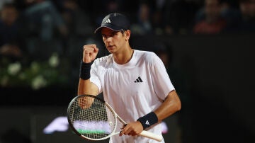 Rafa J&oacute;dar celebra un punto ante Matteo Arnaldi