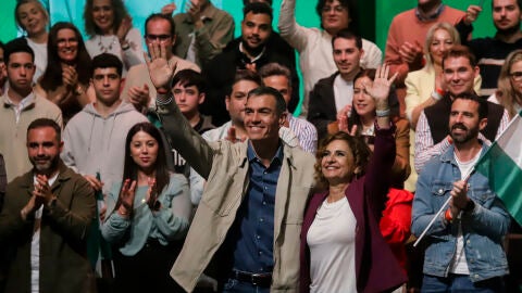 El secretario general del PSOE y presidente del Gobierno, Pedro S&aacute;nchez, durante un mitin electoral, a 10 de mayo de 2026 en La L&iacute;nea de la Concepci&oacute;n, C&aacute;diz (Andaluc&iacute;a, Espa&ntilde;a). El secretario general del PSOE y presidente del Gobierno, Pedro S&aacute;nchez, y la candidata a la Presidencia de la Junta de Andaluc&iacute;a y secretaria general del PSOE-A, Mar&iacute;a Jes&uacute;s Montero, han intervenido en un mitin electoral. 10 MAYO 2026 Nono Rico / Europa Press 10/05/2026