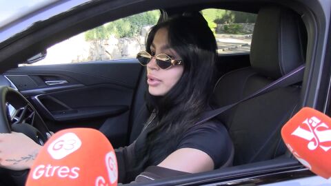 Lola Romero atendiendo a la prensa