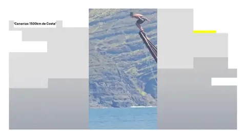 El vídeo de unos jóvenes lanzándose al mar desde una grúa El vídeo de unos jóvenes lanzándose al mar desde una grúa
