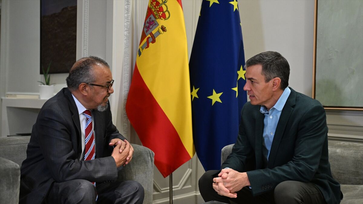 Pedro Sánchez recibe en La Moncloa al director de la OMS, una vez concluido el operativo de evacuación por la crisis del hantavirus
