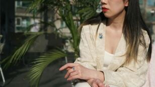 Mujer con un broche en la blazer