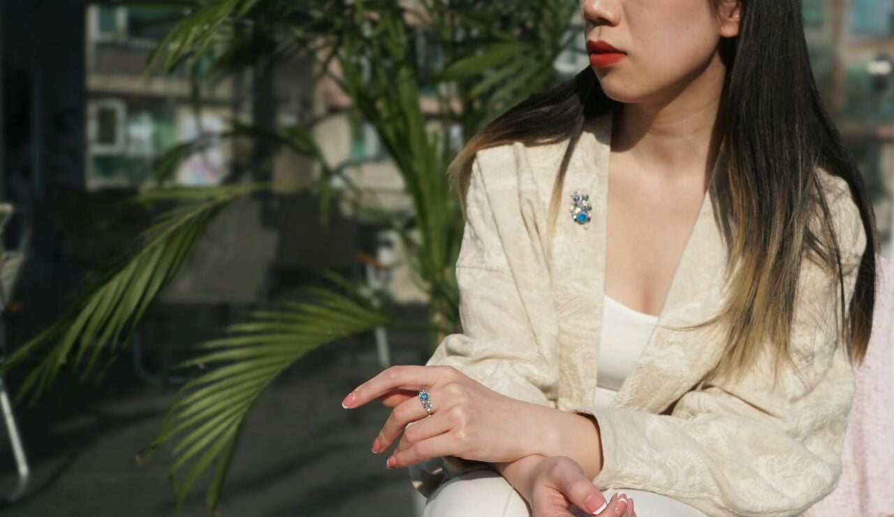 Mujer con un broche en la blazer