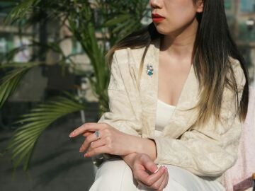 Mujer con un broche en la blazer