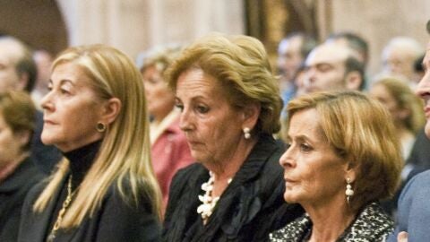 María Elena Fernández Fernández-Vega, en medio, durante en funeral de su padre