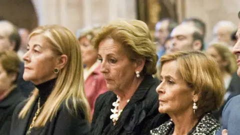 María Elena Fernández Fernández-Vega, en medio, durante en funeral de su padre María Elena Fernández Fernández-Vega, en medio, durante en funeral de su padre