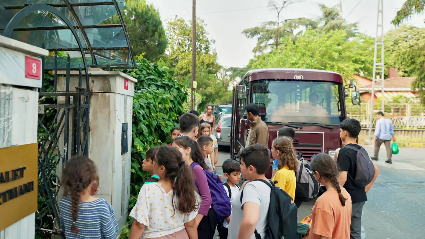Leyla se lleva a todos los niños del vertedero a su casa tras el cierre de la fundación de Civan Leyla se lleva a todos los niños del vertedero a su casa tras el cierre de la fundación de Civan