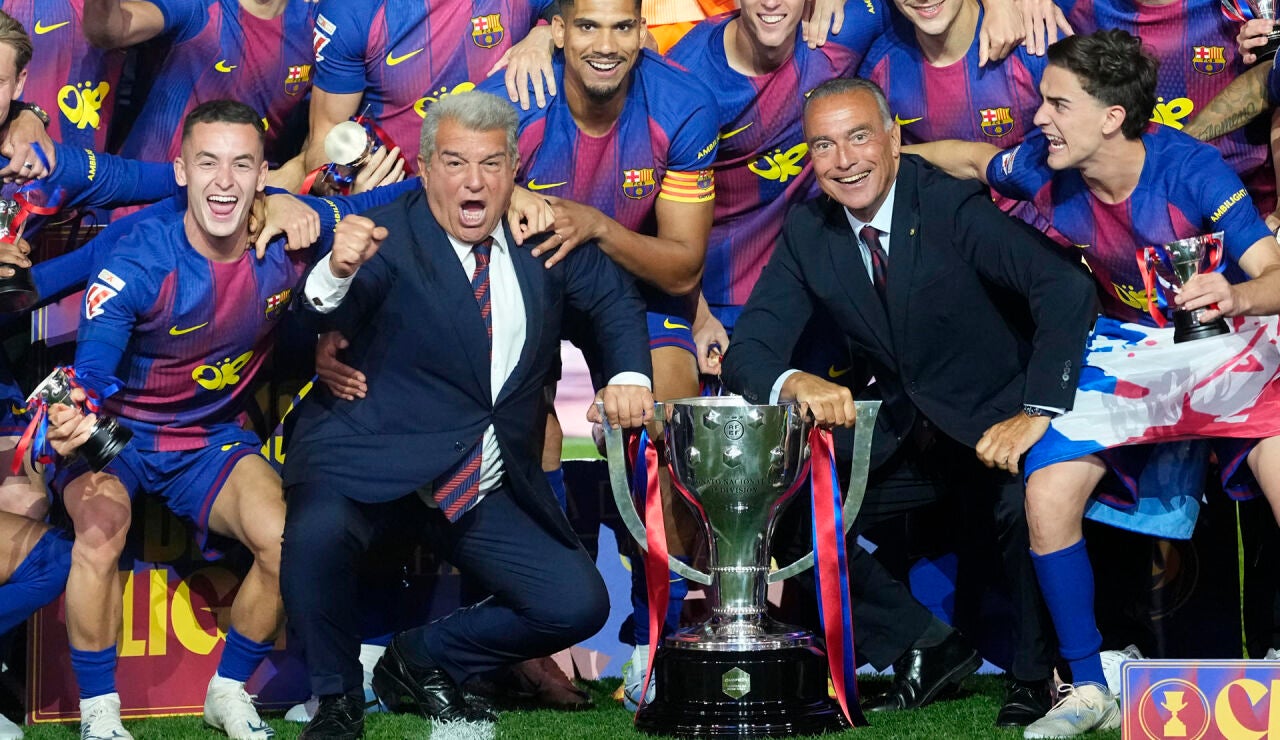 Rafa Yuste celebra la Liga junto a Joan Laporta