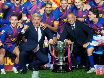 Rafa Yuste celebra la Liga junto a Joan Laporta
