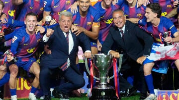Rafa Yuste celebra la Liga junto a Joan Laporta