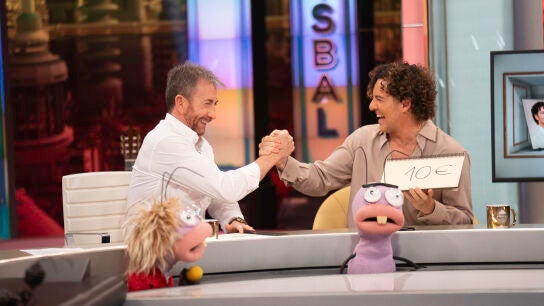 "Es del mercado negro total": David Bisbal alucina con los objetos m&aacute;s surrealistas de sus fans