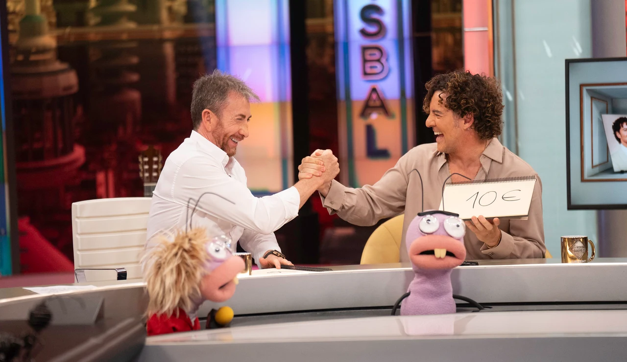 "Es del mercado negro total": David Bisbal alucina con los objetos más surrealistas de sus fans