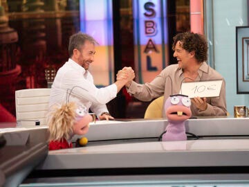 "Es del mercado negro total": David Bisbal alucina con los objetos m&aacute;s surrealistas de sus fans