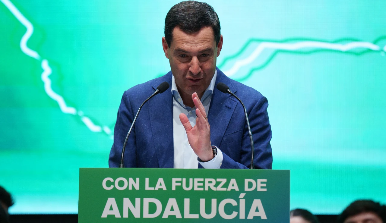 Juanma Moreno llena el Auditorio Guadalquivir de Jaén