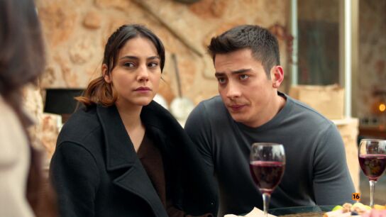 Kaya y Zerrin planean casarse en secreto mientras Alya les advierte del peligro de muerte que corren