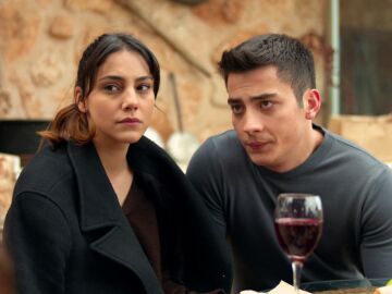 Kaya y Zerrin planean casarse en secreto mientras Alya les advierte del peligro de muerte que corren