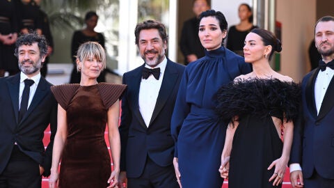 Rodrigo Sorogoyen, Marina Fois, Javier Bardem, Isabel Peña, Victoria Luengo y Raúl Arévalo en la presentación de El ser querido en Cannes