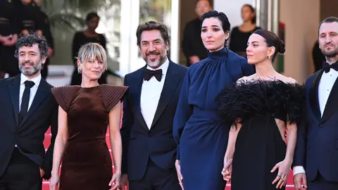 Rodrigo Sorogoyen, Marina Fois, Javier Bardem, Isabel Peña, Victoria Luengo y Raúl Arévalo en la presentación de El ser querido en Cannes Rodrigo Sorogoyen, Marina Fois, Javier Bardem, Isabel Peña, Victoria Luengo y Raúl Arévalo en la presentación de El ser querido en Cannes