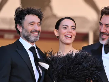 Rodrigo Sorogoyen, Victoria Luengo y Javier Bardem en la presentación de El ser querido en el Festival de Cannes Rodrigo Sorogoyen, Victoria Luengo y Javier Bardem en la presentación de El ser querido en el Festival de Cannes
