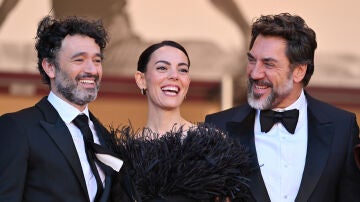 Rodrigo Sorogoyen, Victoria Luengo y Javier Bardem en la presentaci&oacute;n de El ser querido en el Festival de Cannes
