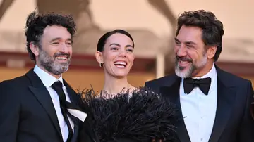 Rodrigo Sorogoyen, Victoria Luengo y Javier Bardem en la presentación de El ser querido en el Festival de Cannes Rodrigo Sorogoyen, Victoria Luengo y Javier Bardem en la presentación de El ser querido en el Festival de Cannes