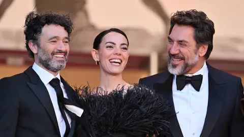 Rodrigo Sorogoyen, Victoria Luengo y Javier Bardem en la presentación de El ser querido en el Festival de Cannes Rodrigo Sorogoyen, Victoria Luengo y Javier Bardem en la presentación de El ser querido en el Festival de Cannes