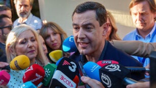 El candidato del PP andaluz a la reelecci&oacute;n, Juanma Moreno, atiende a los medios a su llegada a la sede del PP en Sevilla para seguir los resultados electorales. 