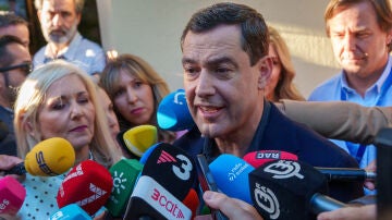El candidato del PP andaluz a la reelecci&oacute;n, Juanma Moreno, atiende a los medios a su llegada a la sede del PP en Sevilla para seguir los resultados electorales. 